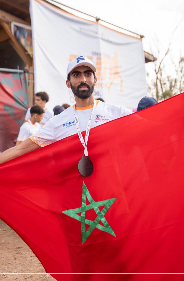 Un coureur porte le drapeau marocain après l'arrivée