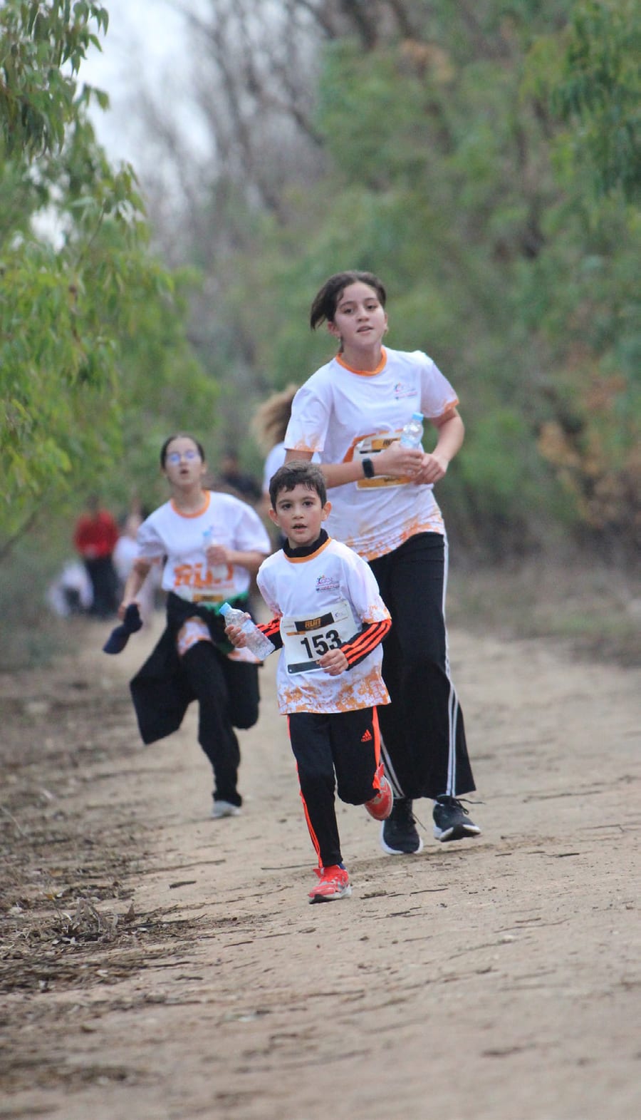 Une mère et son enfant courent ensemble sur le parcours
