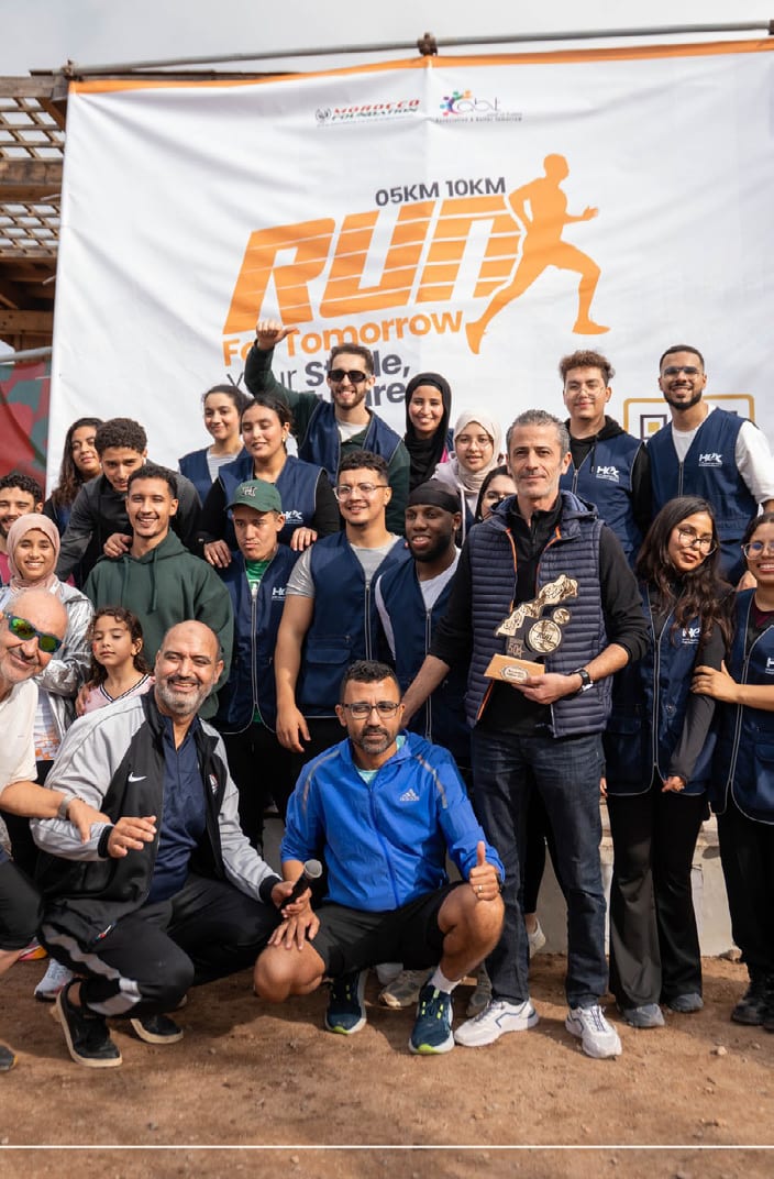 Une équipe d'entreprise réunie sous l'arche Run For Tomorrow